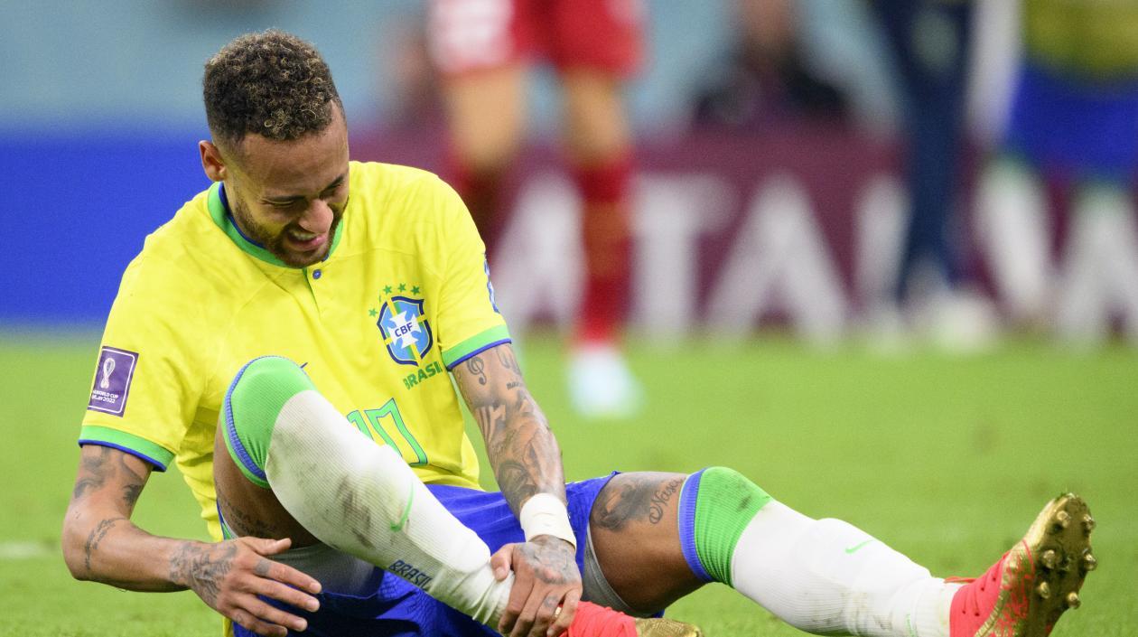 Neymar saló por lesión en el partido contra Serbia. 