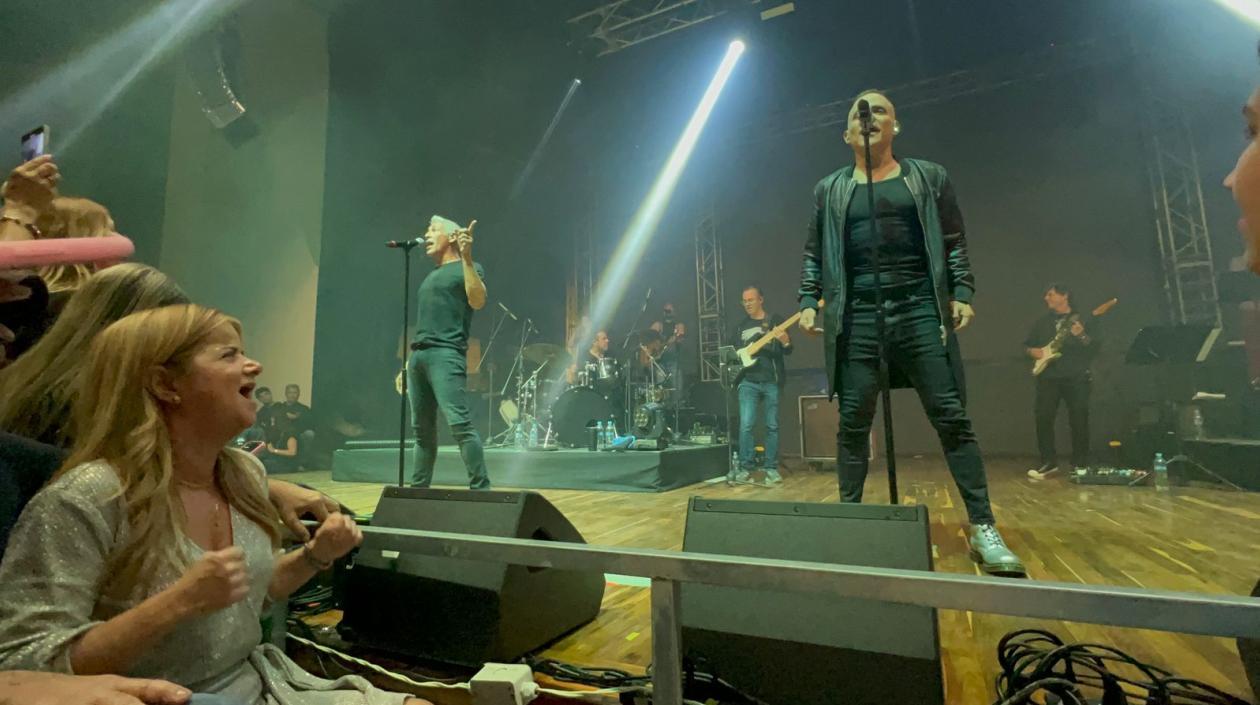 La gobernadora Elsa Noguera emocionada con los artistas del Grupo Menudo.