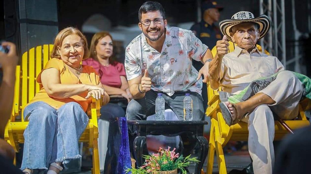 El maestro Adolfo Pacheco y su esposa Lady junto al director de Icultur, Iván Sanes.