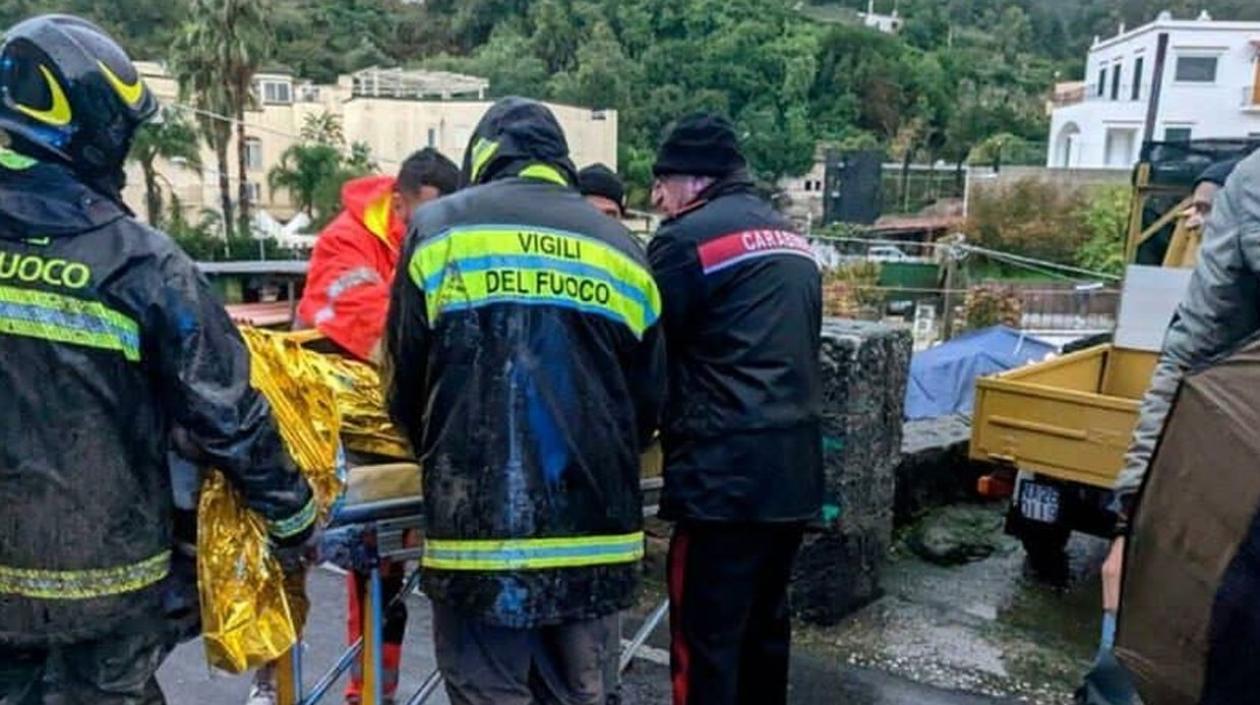 Socorristas en la zona de desastre en Ischia, Italia.