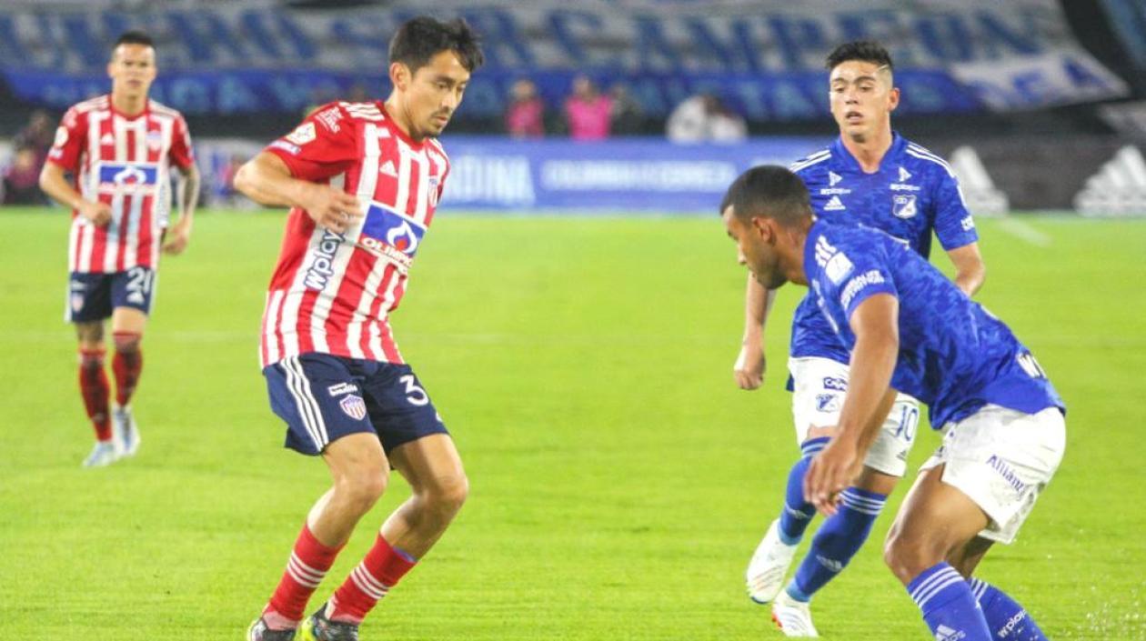 Fabián Sambueza enfrentando la marca capitalina.