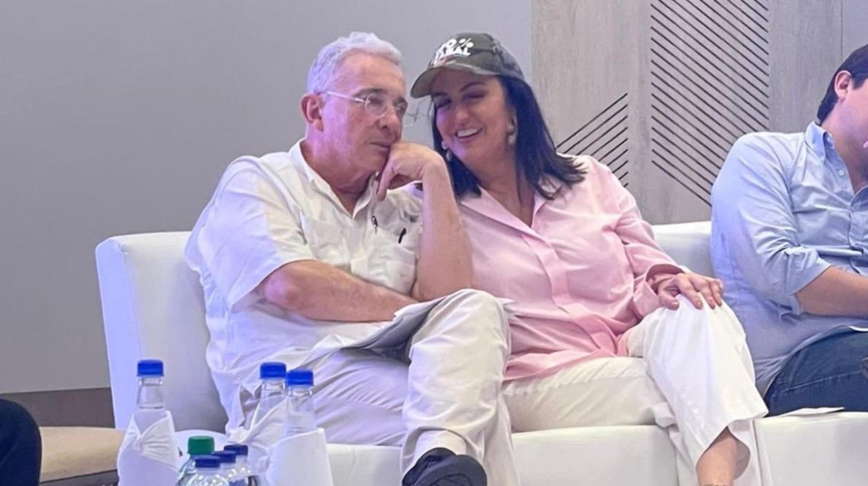 Álvaro Uribe y María Fernanda Cabal, durante el foro.