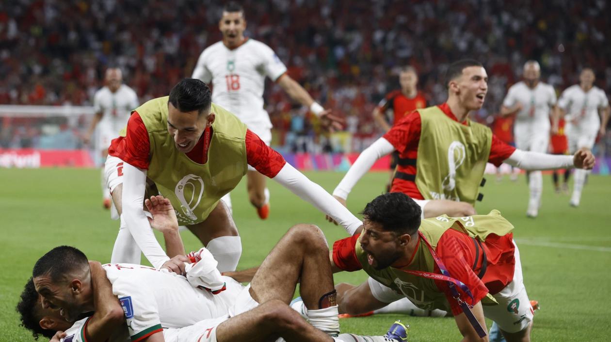 Zakaria Aboukhlal de Marruecos celebra con sus compañeros.