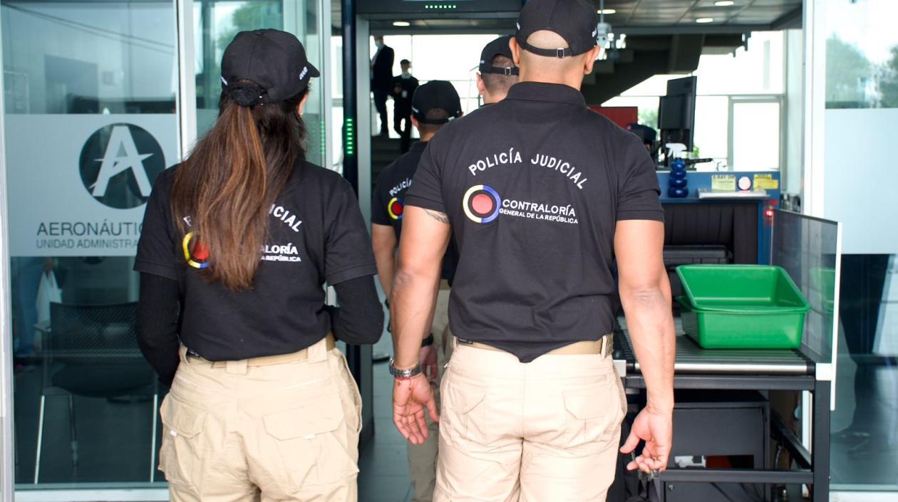 Funcionarios de la CGR durante la toma en Aerocivil.