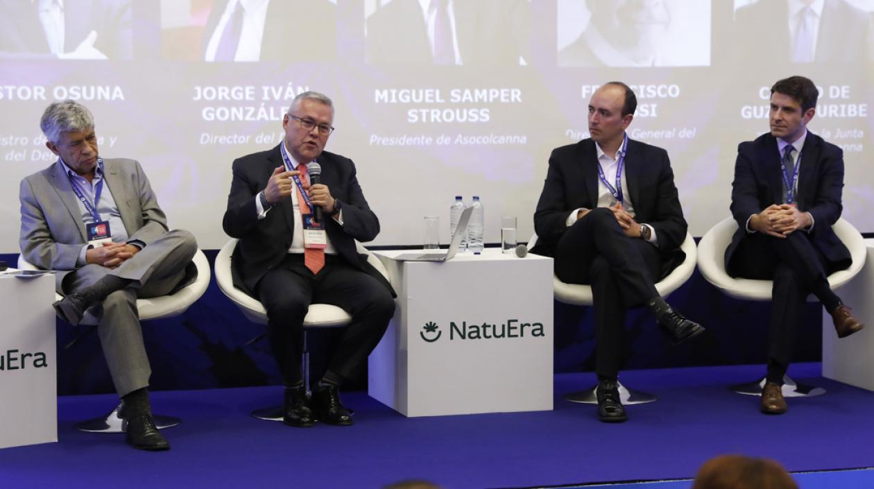 Néstor Osuna junto al presidente de Asocolcanna.