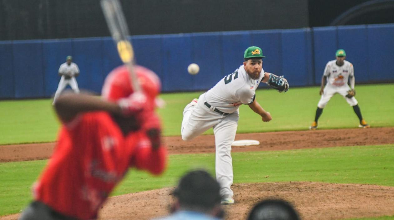 Jay Peralta fue el pitcher abridor de Toros y terminó sin decisión.