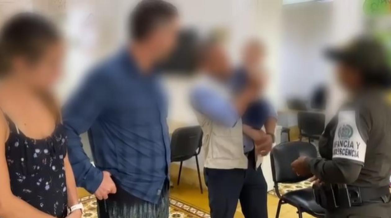La pareja de extranjerios ante la Policía de Infancia y Adolescencia de Cartagena.