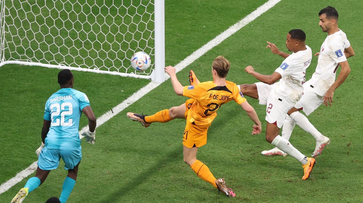Frenkie De Jong anota el segundo gol de Países Bajos ante Catar.