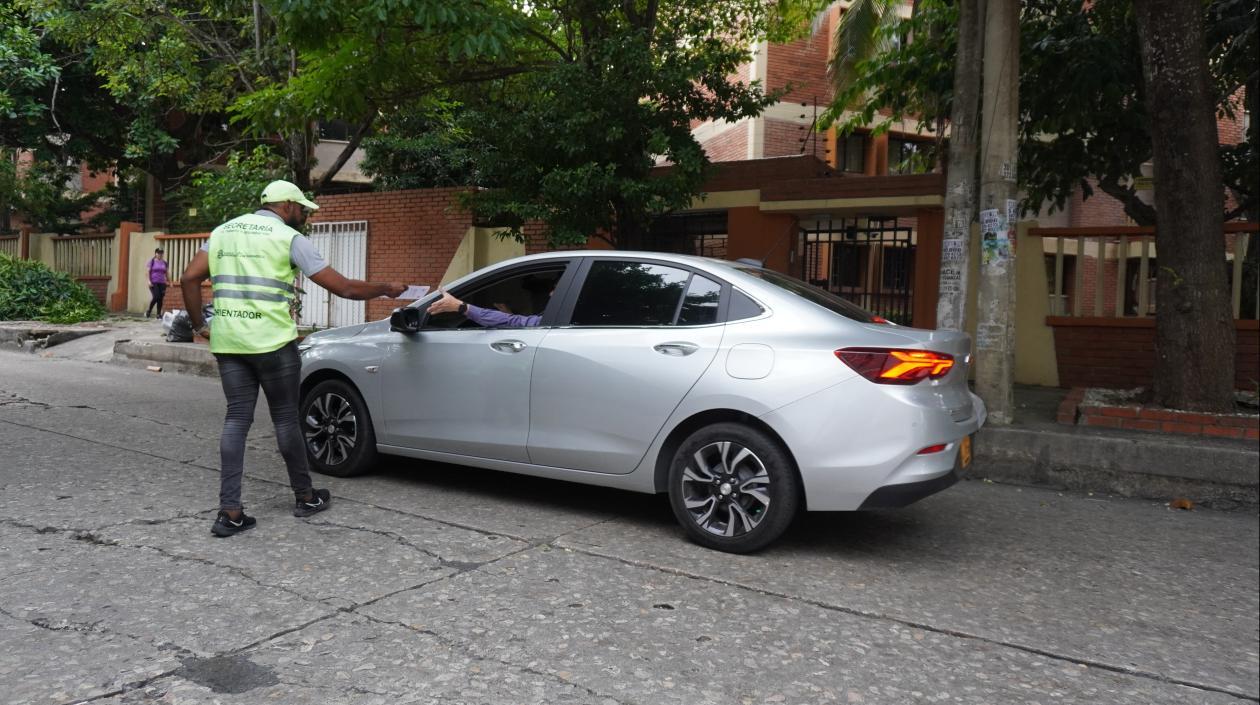 Agente de tránsito en la calle 85.