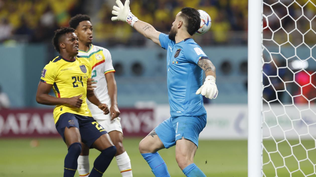 El balón impulsado por Kalidou Koulibaly supera al portero ecuaroriano Hernán Galíndez
