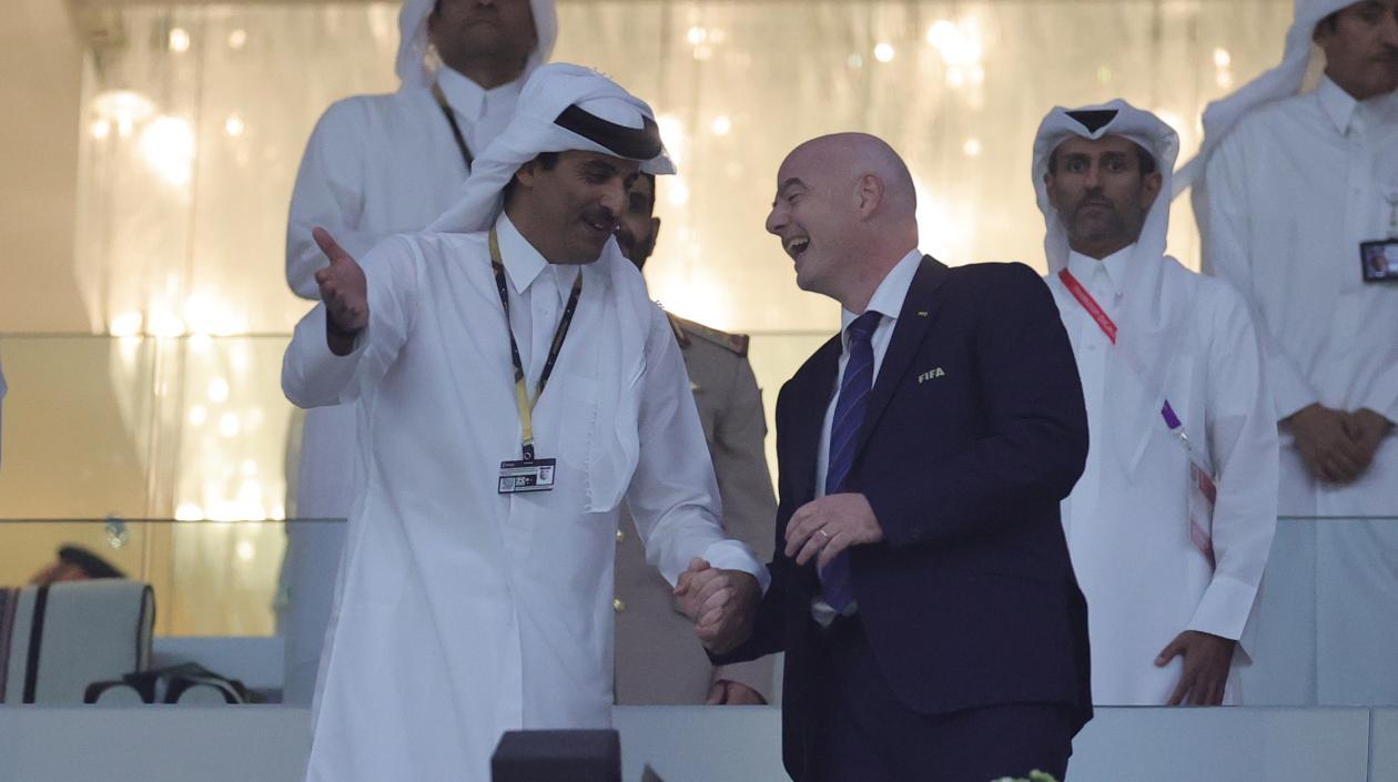 El emir de Catar en la inauguración del Mundial de Catar con Gianni Infantino.
