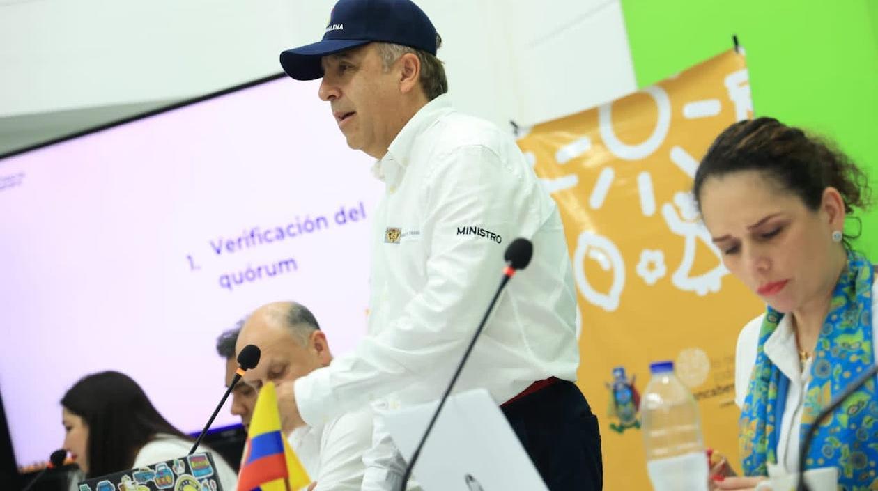 El Ministro de Transporte Guillermo Reyes presidiendo la Asamblea de Cormagdalena.