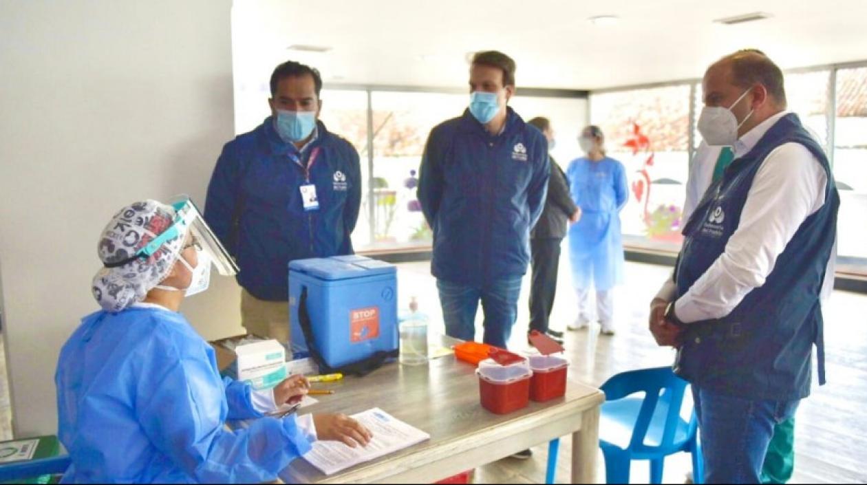 El Defensor del Pueblo en un puesto de vacunación.