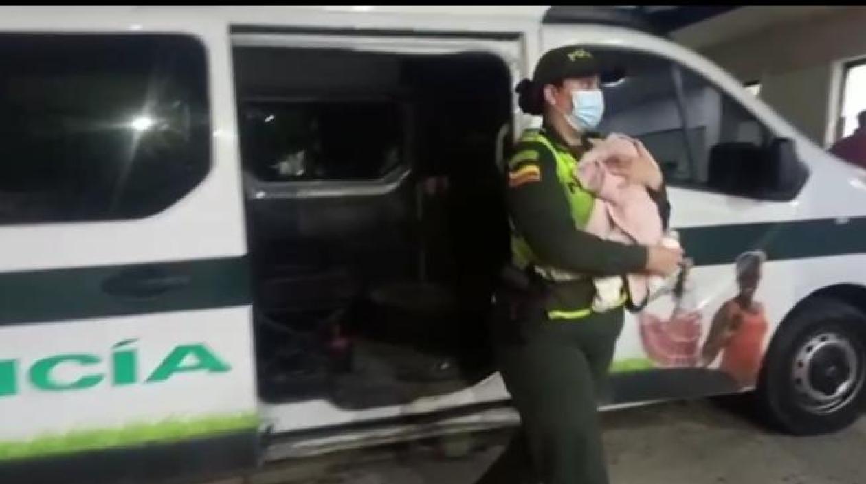 Policía con bebé encontrado en Villa Carolina