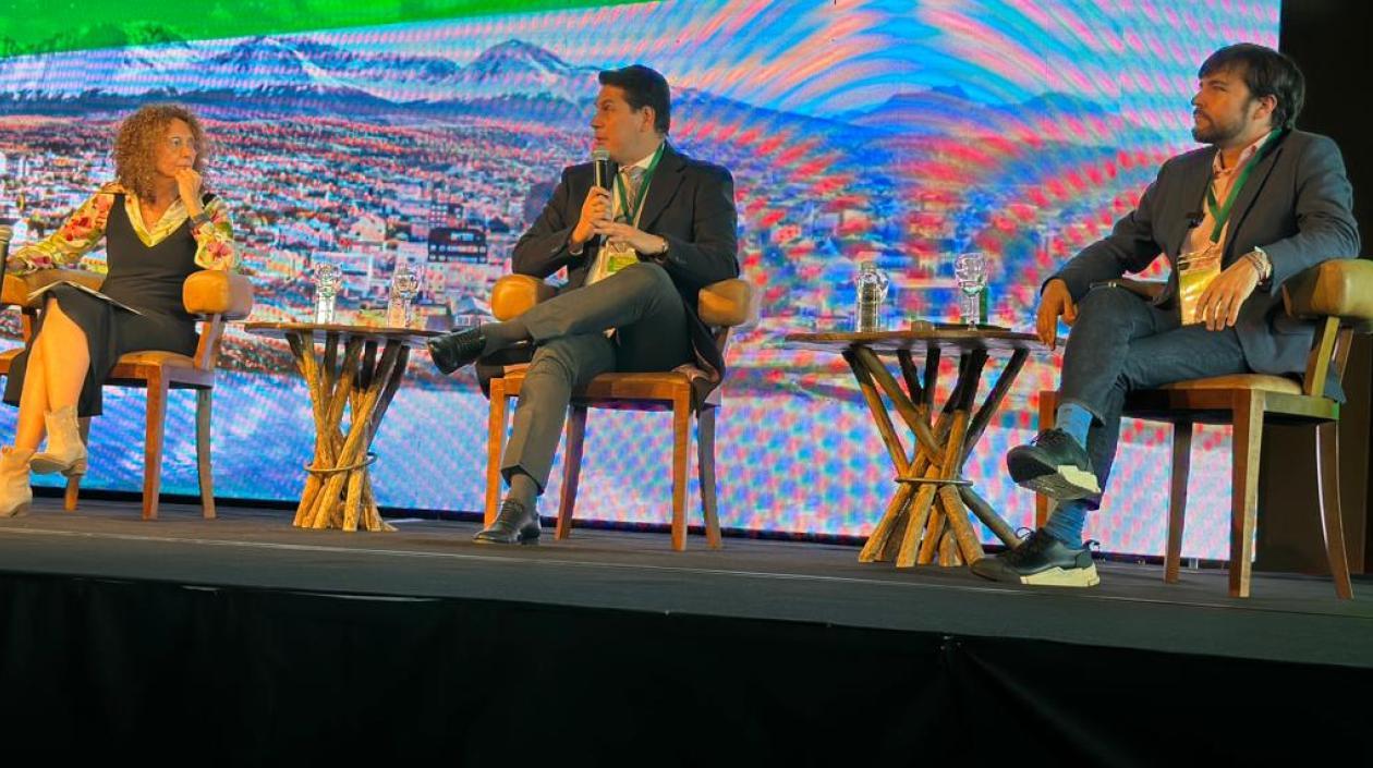 El alcalde Jaime Pumarejo (derecha).