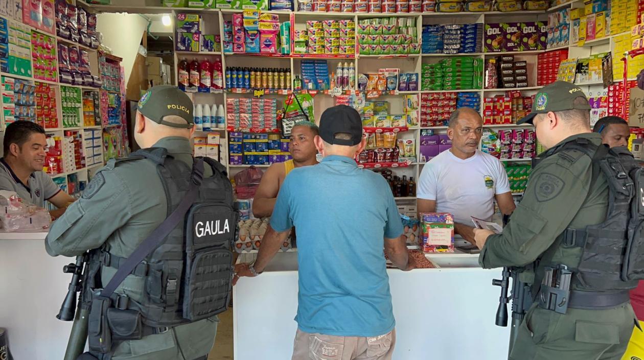 Uniformados del Gaula socializando en el comercio de Cartagena el nuevo grupo especializado.
