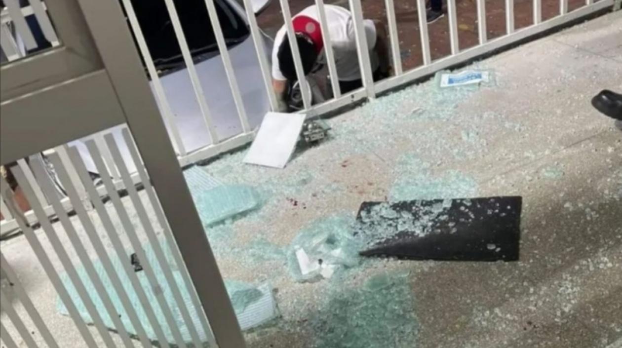 Parte de la puerta de vidrio destruida por el ladrón.