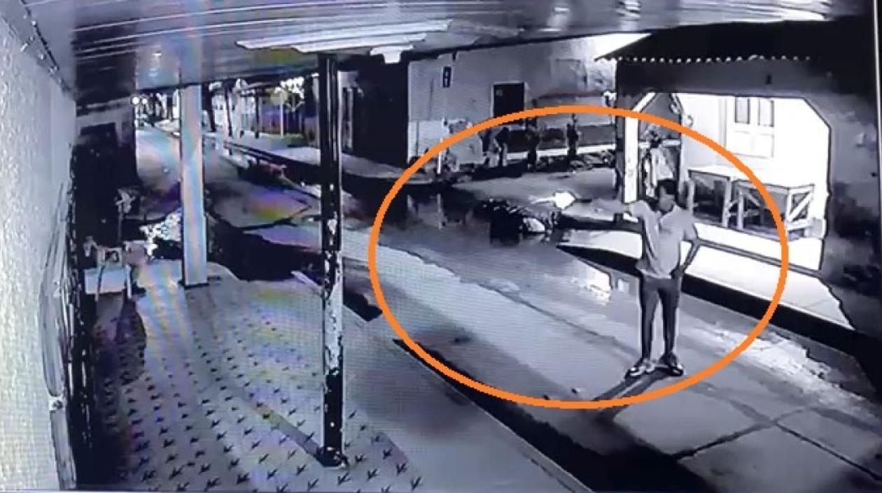 Rafael Vergara, concejal de Sitionuevo disparando contra la casa del alcalde de esa población, José Alcides Manga..jpeg