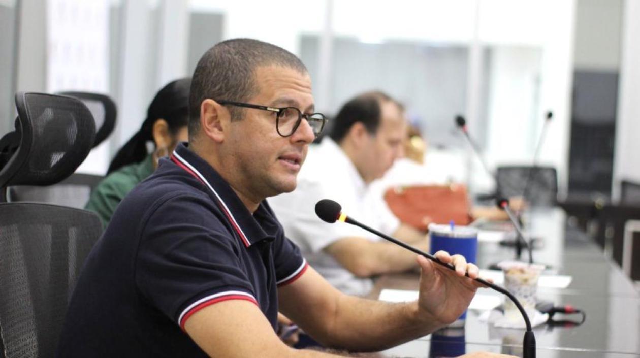 El Secretario General de la Gobernación, Raúl Lacouture, exponiendo las iniciativas.