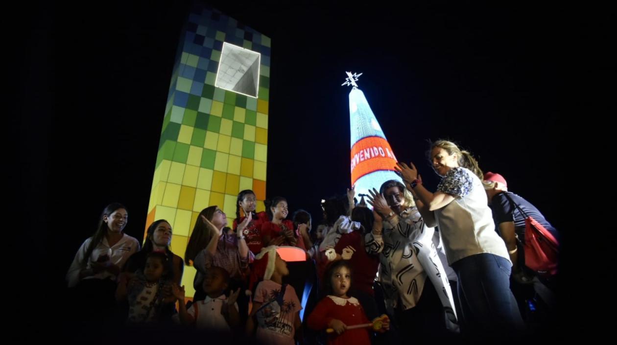 El encendido del árbol de Navidad de la Ventana al Mundo fue todo un espectáculo.