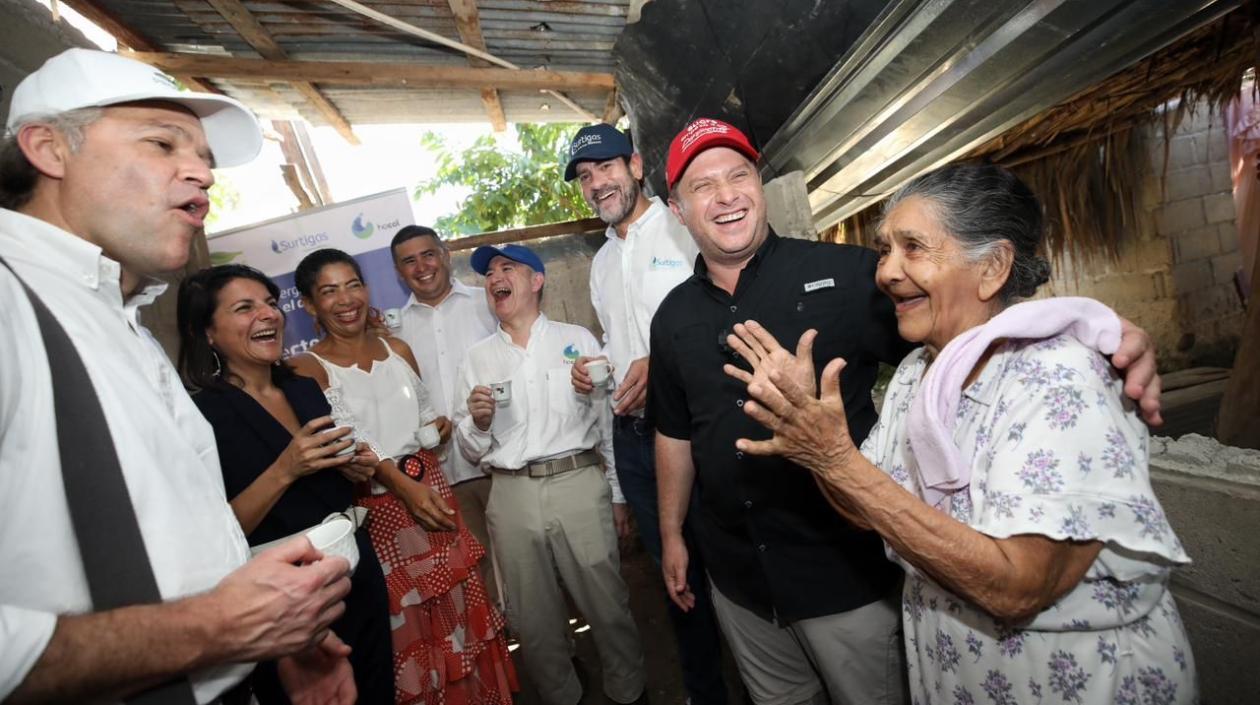 Una nueva usuaria de gas natural de Sucre habla con la ministra de Minas, los presidentes de Promigas, Hocol, y el gobernador Espinosa..