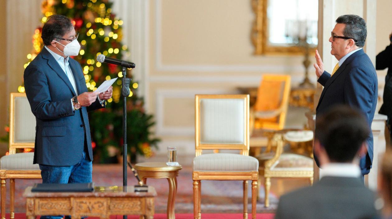 Gustavo Petro posesiona a Jaime Dussan