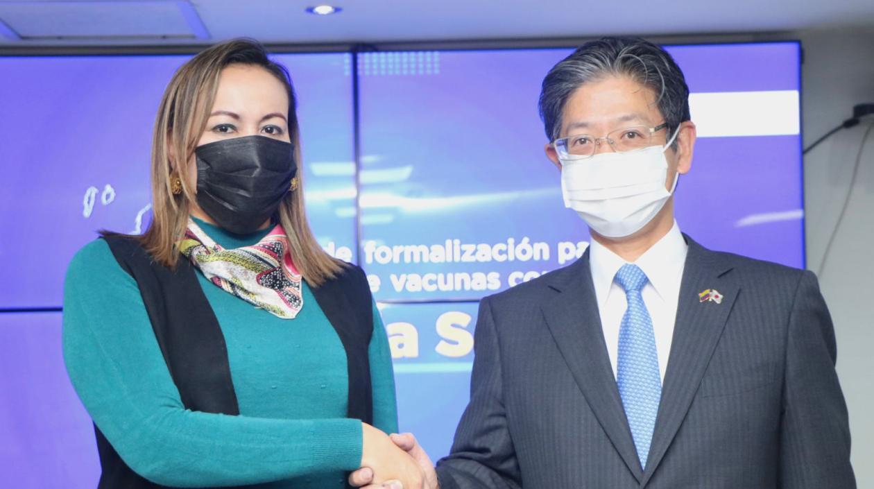 Carolina Corcho y Katsunobu Katō.