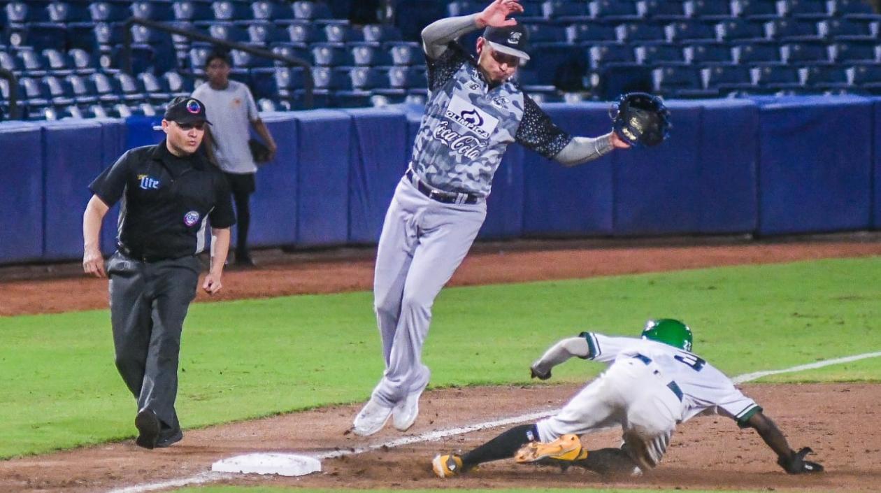 Mauricio Ramos, tercera base y cuarto bate de Caimanes.