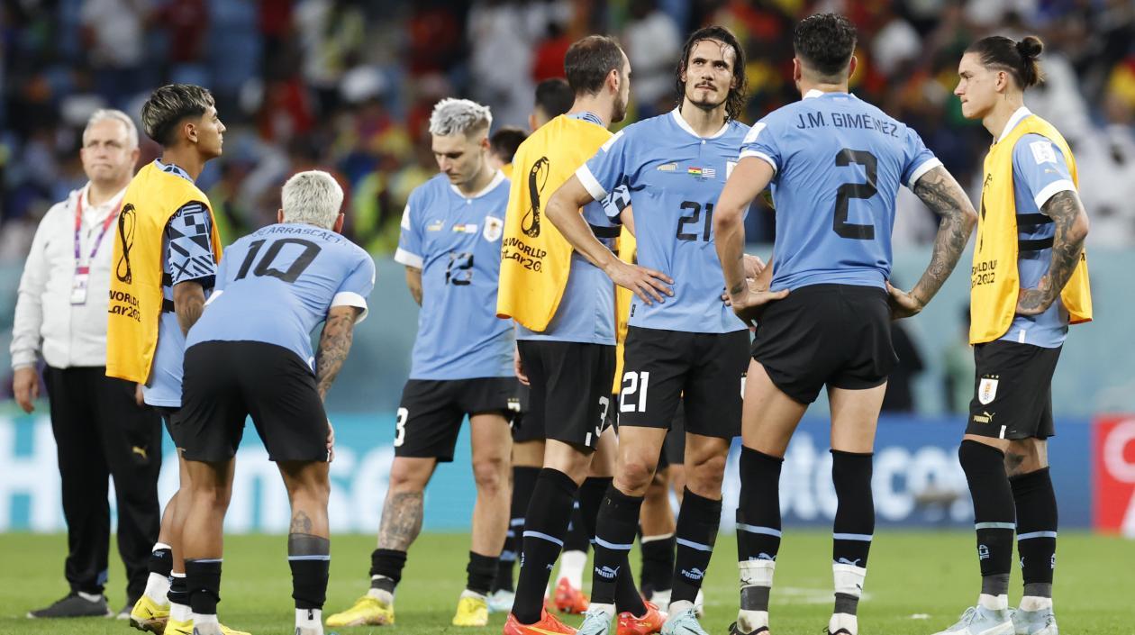 Jugadores uruguayos decepcionados tras su eliminación del Mundial.