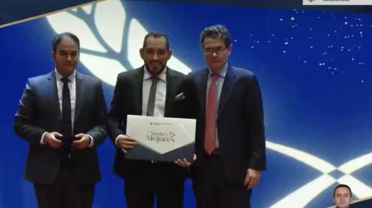 El rector Danilo Hernández sostiene la distinción otorgada a la Uniatlántico de manos del ministro de Educación, Alejandro Gaviri