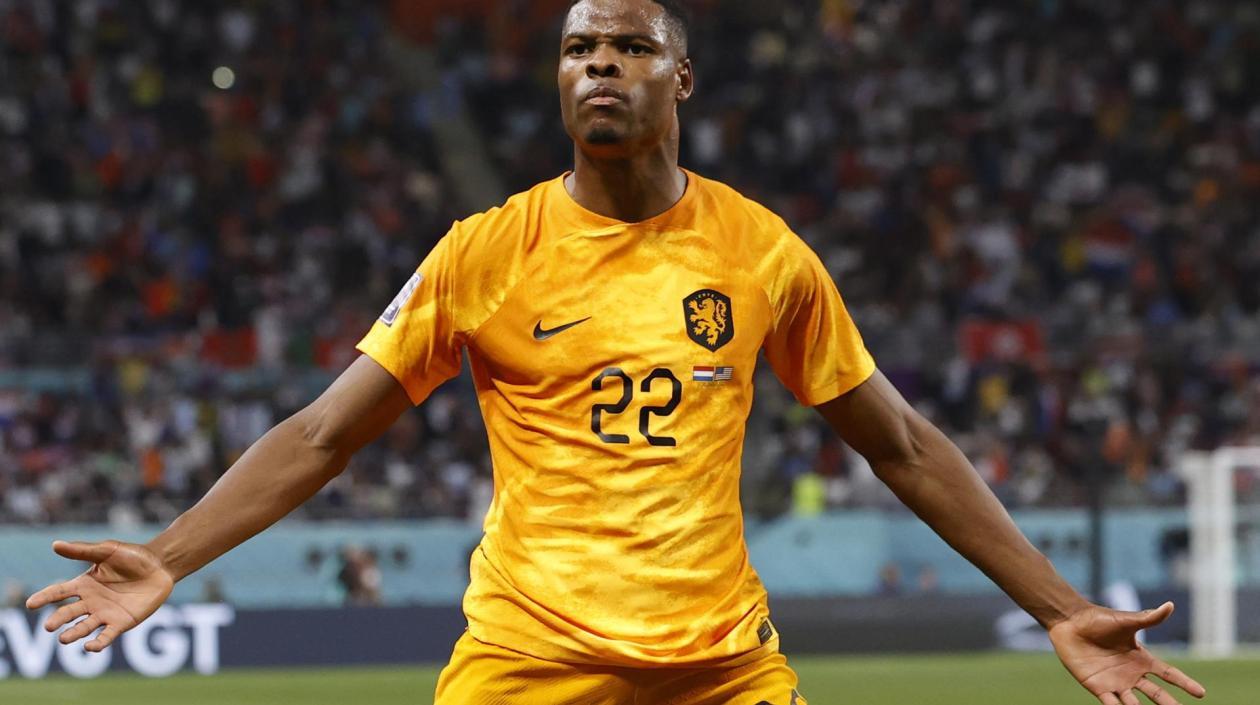 Denzel Dumfries tras marcar el tercero en el Khalifa International de Catar