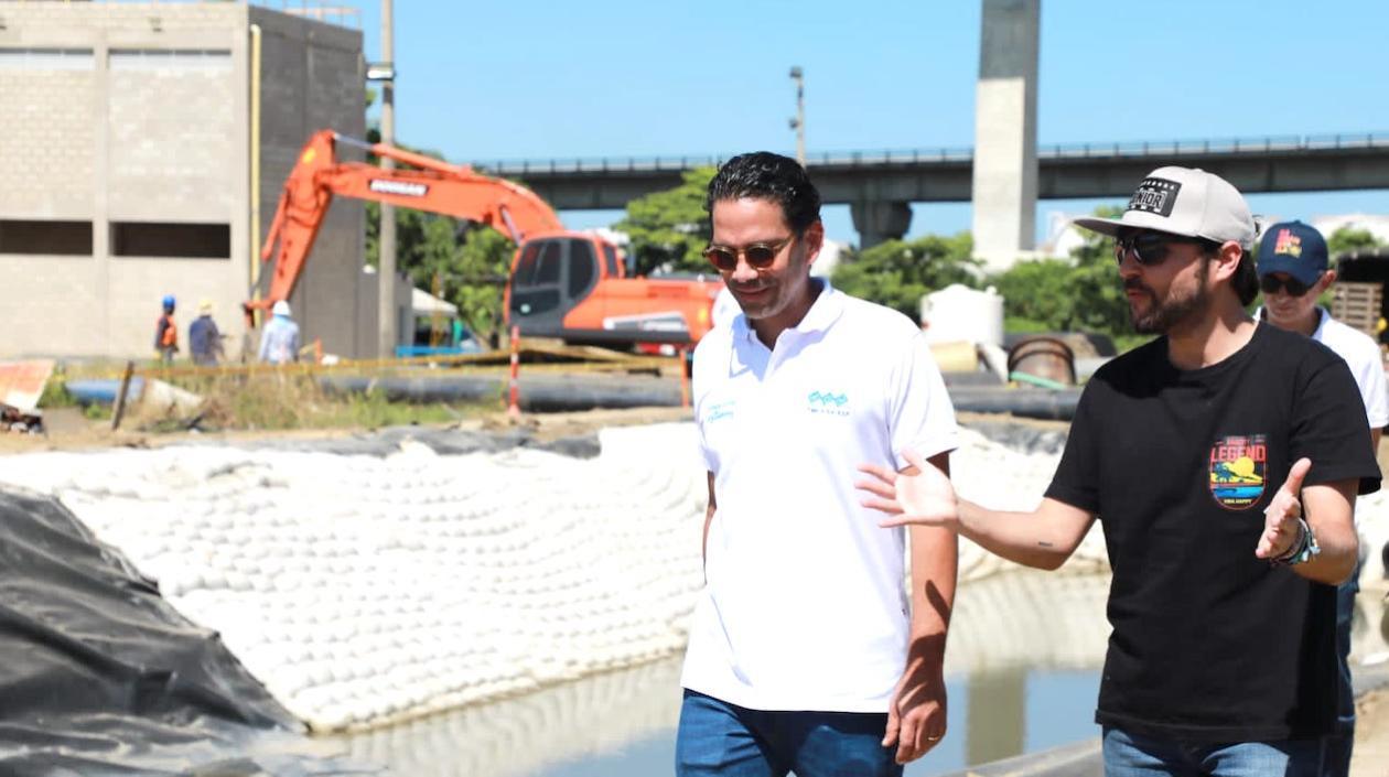El Alcalde Jaime Pumarejo y el Gerente de la Triple A Jairo De Castro inspeccionando los trabajos.