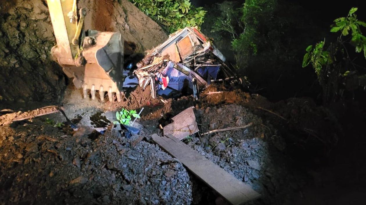 Labores de remoción de tierra y búsqueda de víctimas.