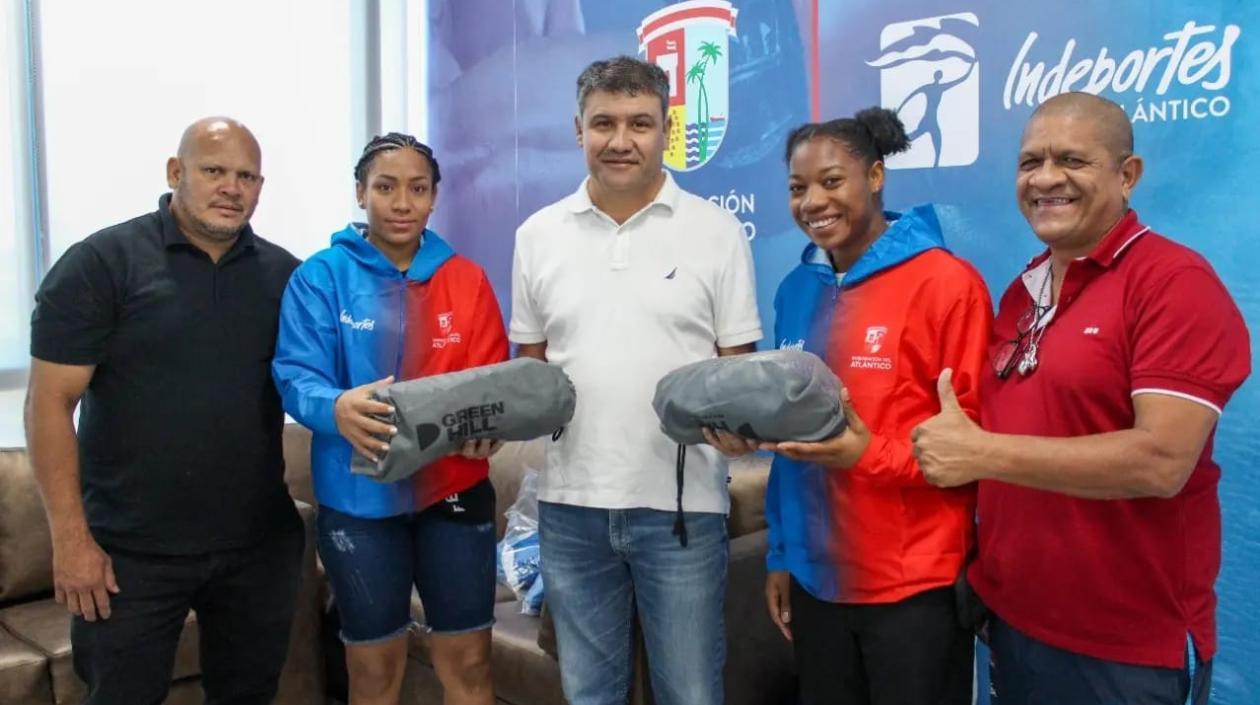 Angie Paola Valdés y Shirleidis Orozco con los entrenadores Raúl Pinzón y Miguel Guzmán.