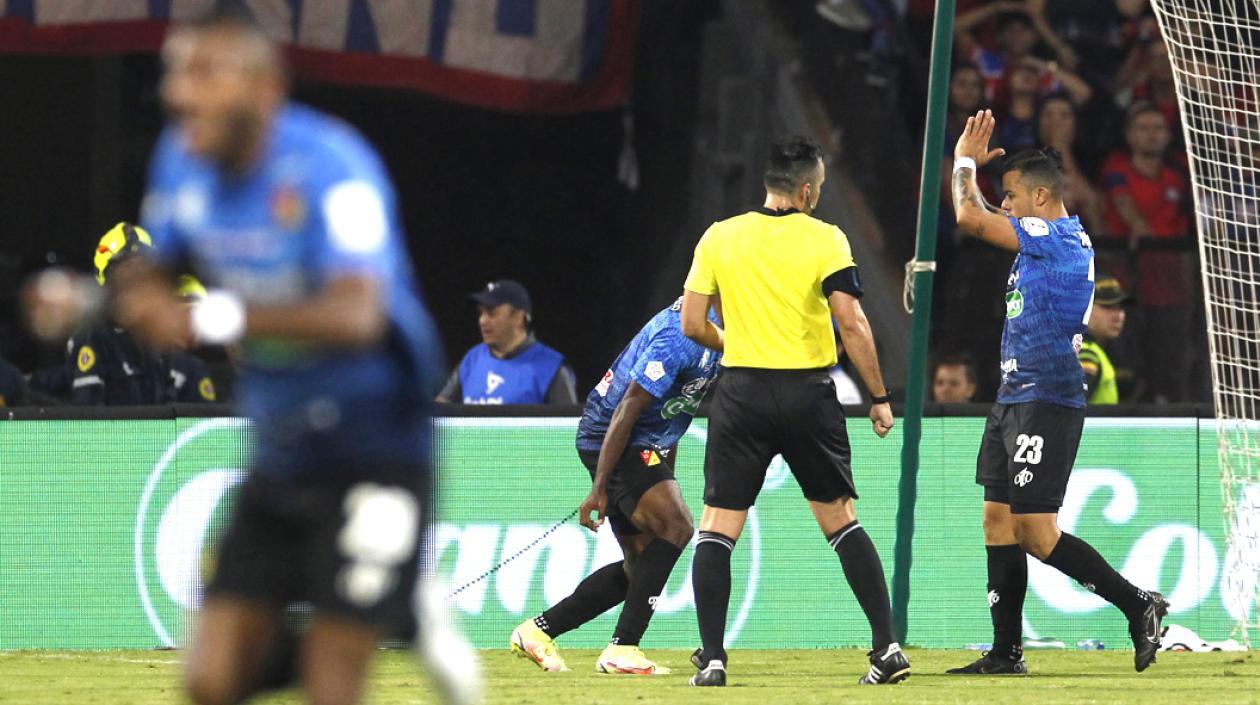Los pereiranos celebrando el 1-1 anotado por Leonardo Castro.