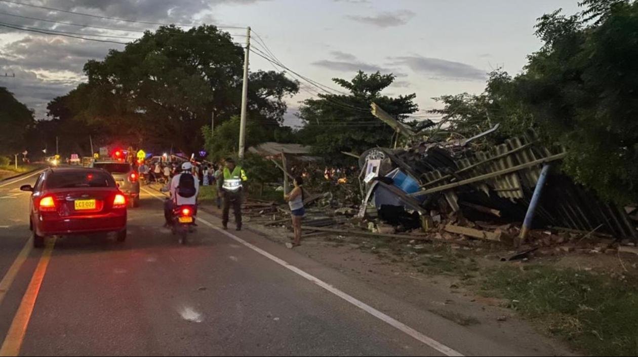 Aspecto de la tractomula que se volcó contra una vivienda. 