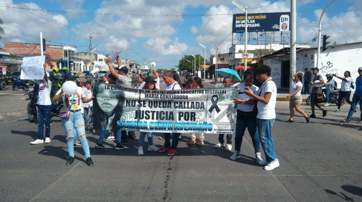 Plantón de familiares y allegados a Samara Cerpa.