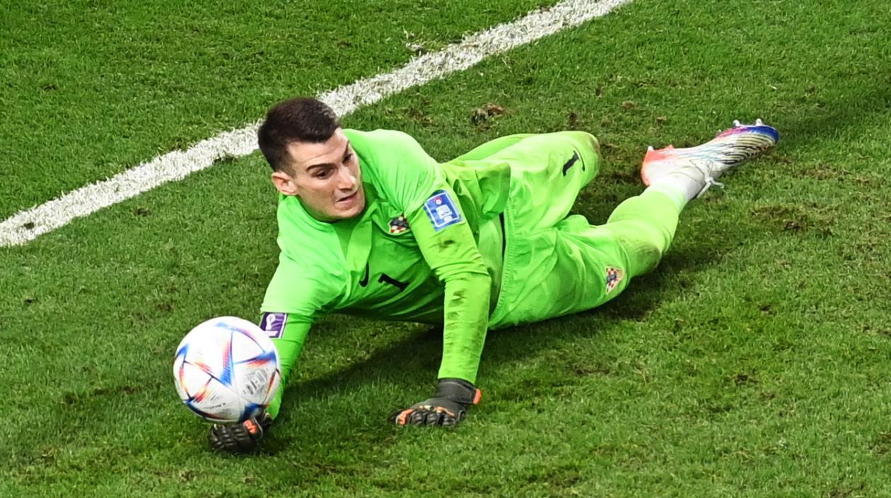 Dominik Kivakovic ataja el cobro de Maya Yoshida.