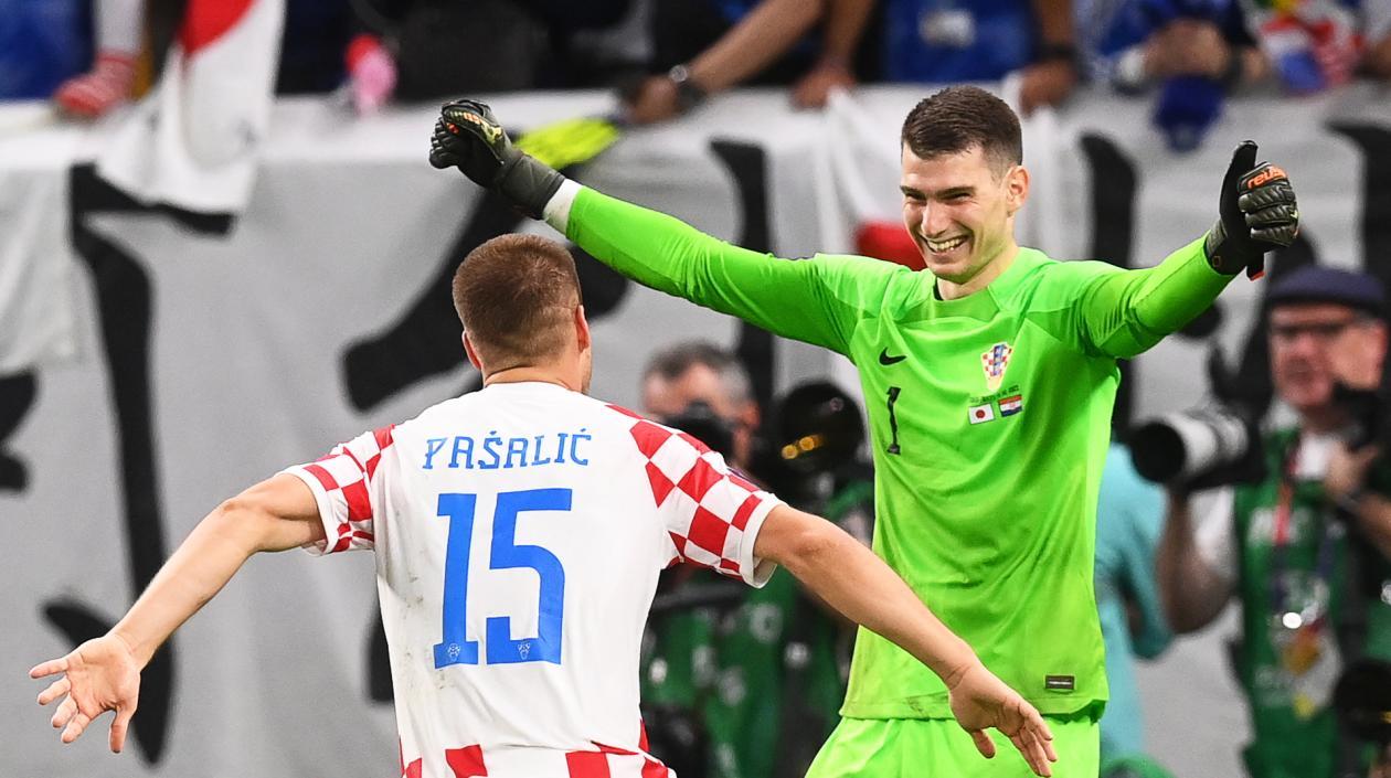 Mario Pasalic celebra con el portero Dominik Livakovic la clasficación de Croacia.