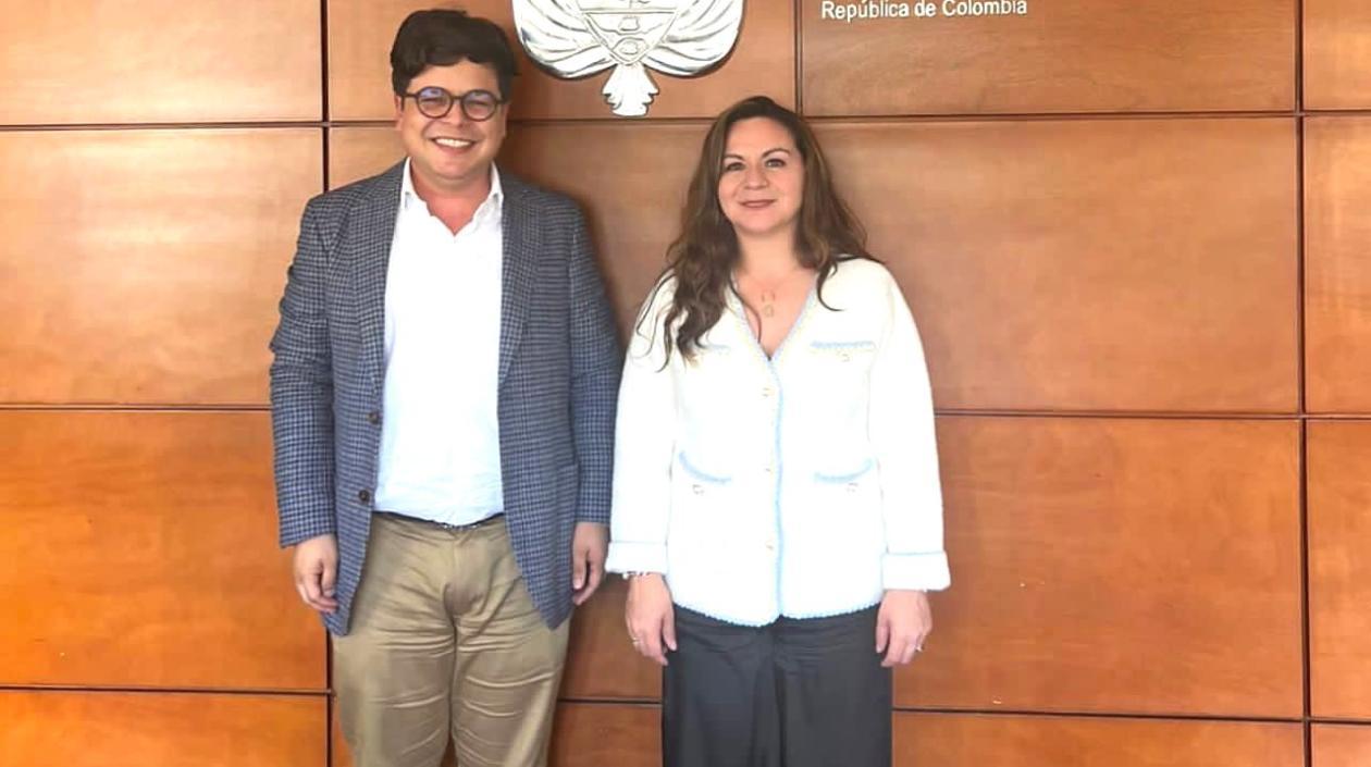 El Gerente (e) Alfonso De la Cruz y la Ministra Sandra Milena Urrutia.