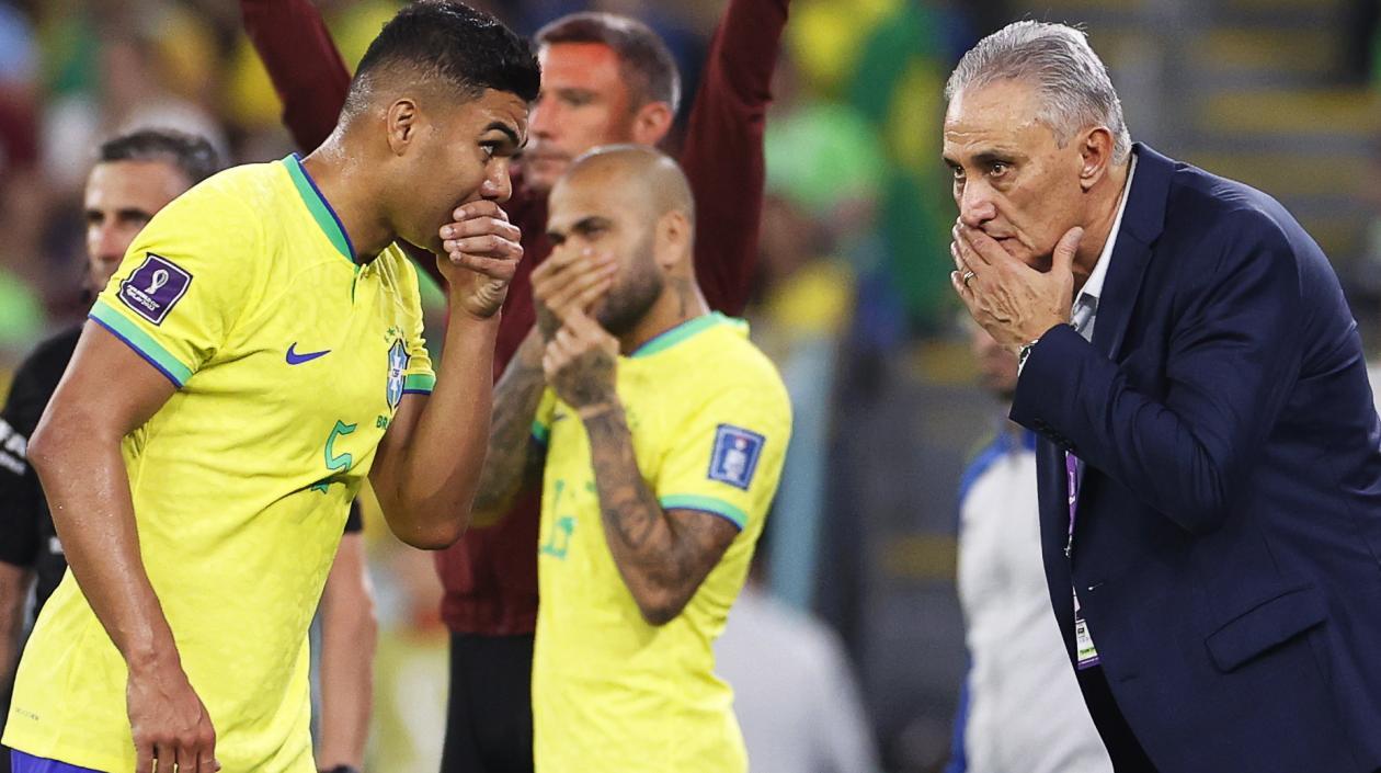 Tite en un intercambio palabras con el mediocampista Casemiro.