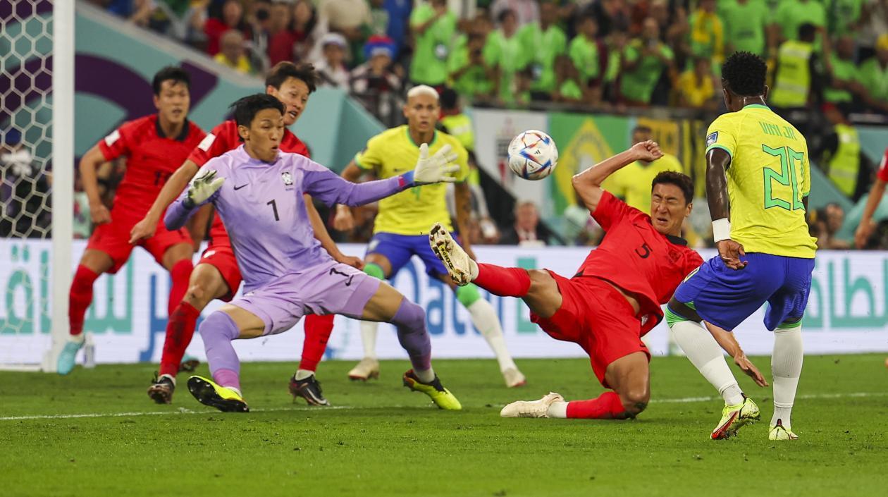 Vinicius marca el gol que abrió el camino de la victoria para Brasil.