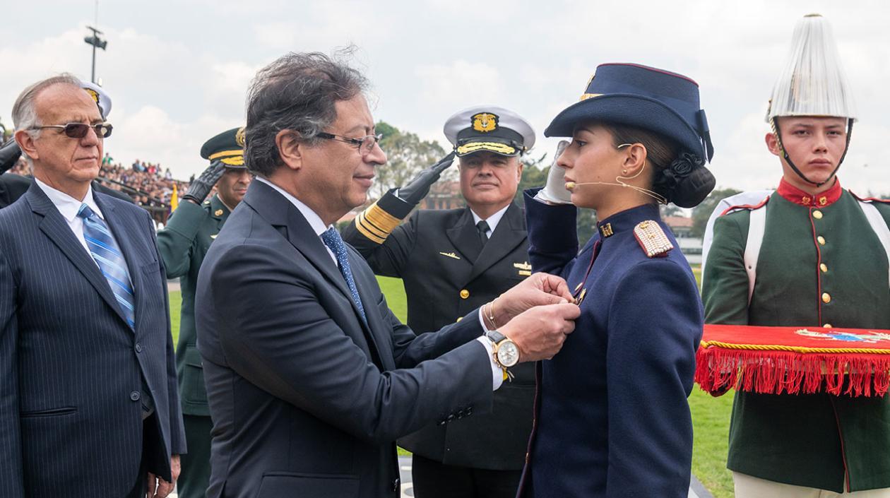 Presidente Petro en la ceremonia de graduación.