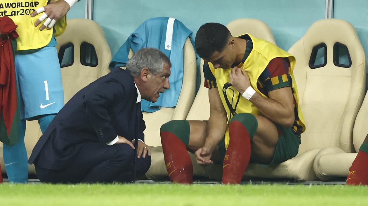 Fernando Santos entrega indicaciones a Cristiano Ronaldo.