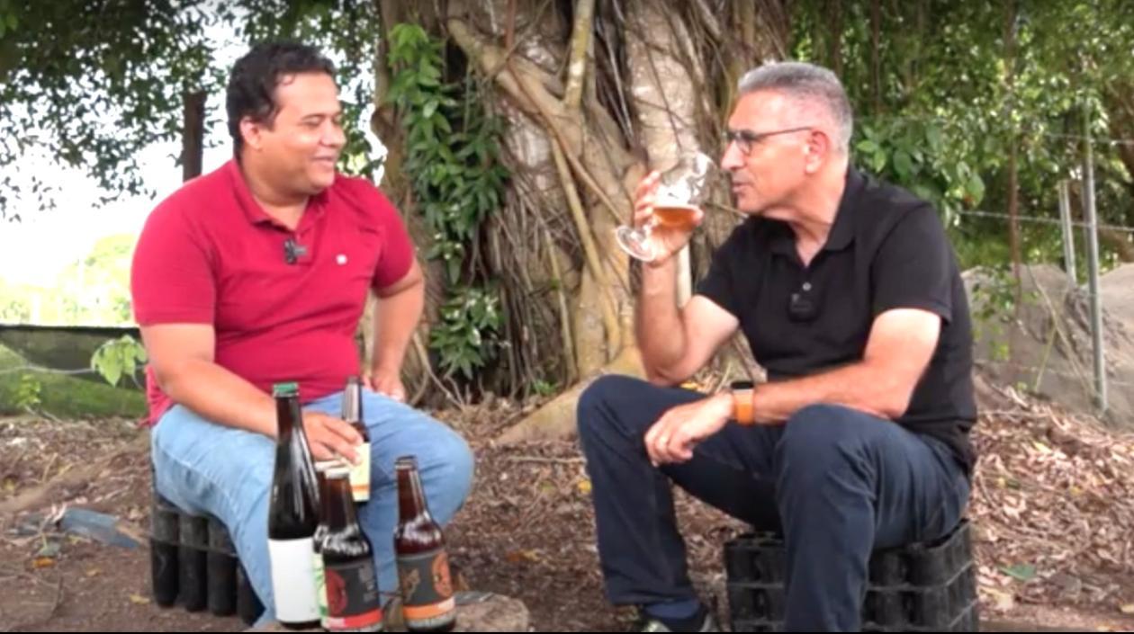 El periodista Jorge Cura degustando los productos.