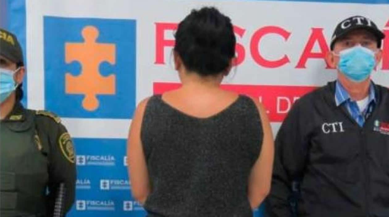 Mujer capturada por le muerte del azulejo.