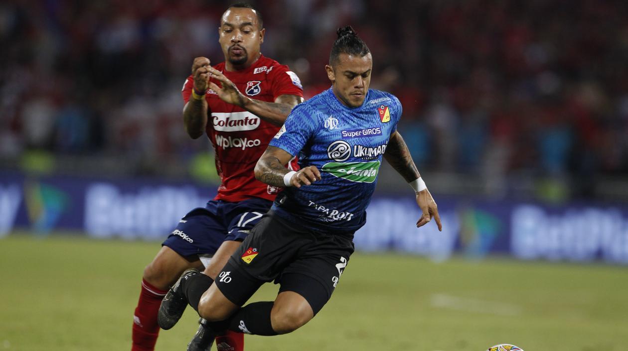 Leonardo Castro máximo goleador del campeonato, en un duelo con Felipe Pardo.