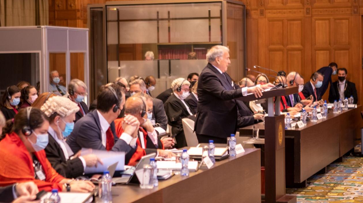 El agente colombiano ante la CIJ, Eduardo Valencia-Ospina.