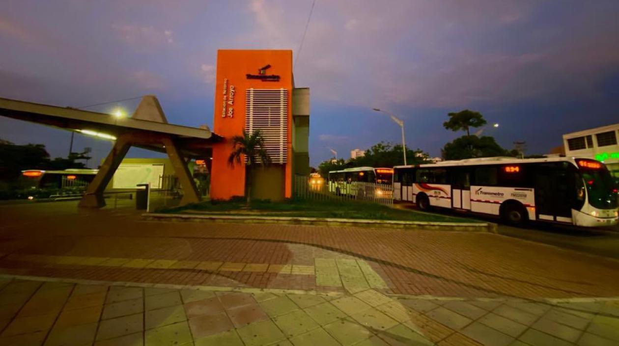 Transmetro en horario nocturno.