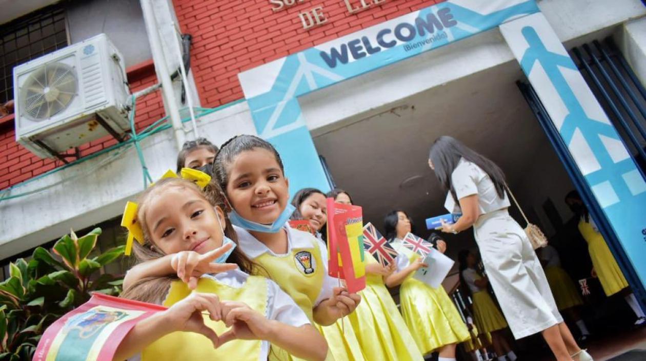 La foto que compartió Shakira en las redes sociales con estudiantes del Colegio Sofía Camargo de Lleras.